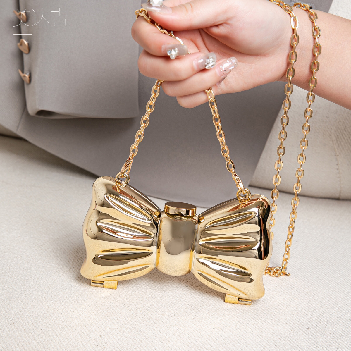 Glossy Gold Metal Bow Shaped M - đánh giá và giá Wedding Vendor